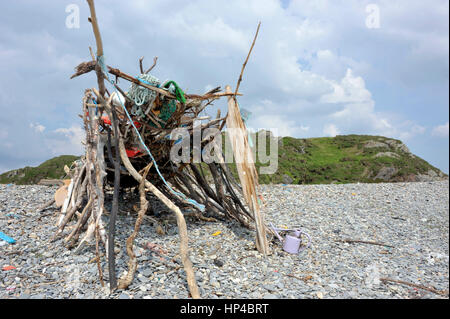 Strand Kunstskulptur oder Unterstand hergestellt aus Treibholz, Müll und Strandgut am Ufer Black Rock Sand-Strand in der Nähe der walisischen Dorf Morfa angespült Stockfoto