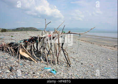 Strand Kunstskulptur oder Unterstand hergestellt aus Treibholz, Müll und Strandgut am Ufer Black Rock Sand-Strand in der Nähe der walisischen Dorf Morfa angespült Stockfoto