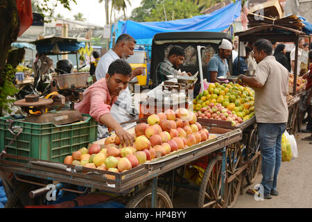 Mumbai, Indien - 6. November 2015 - Gemüse-Händler auf Crawford Indianermarkt Verhandlungen mit Kunden Stockfoto