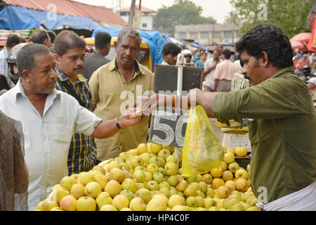 Mumbai, Indien - 6. November 2015 - Gemüse-Händler auf Crawford Indianermarkt Verhandlungen mit Kunden Stockfoto