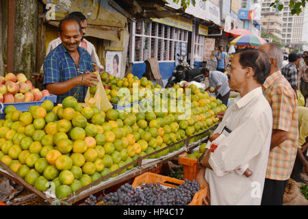 Mumbai, Indien - 6. November 2015 - Gemüse-Händler auf Crawford Indianermarkt Verhandlungen mit Kunden Stockfoto
