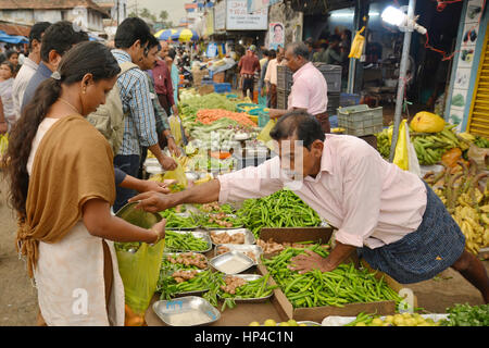 Mumbai, Indien - 6. November 2015 - Gemüse-Händler auf Crawford Indianermarkt Verhandlungen mit Kunden Stockfoto