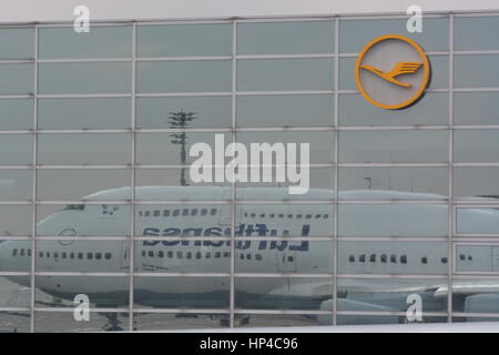 Frankfurt am Main, Deutschland - 17. Oktober 2015 - Flugzeug der Deutschen Lufthansa am Flughafen Frankfurt Stockfoto