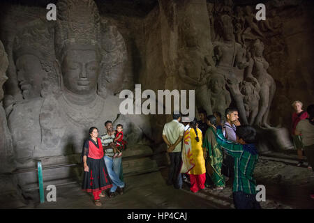 Mumbai, Indien - 11. Dezember 2016 - Elephanta-Insel in der Nähe von Mumbai mit indischen Touristen Stockfoto