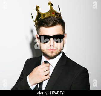 Gut aussehender Mann Rauchen tragen Stockfoto