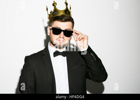 Gut aussehender Mann Rauchen tragen Stockfoto