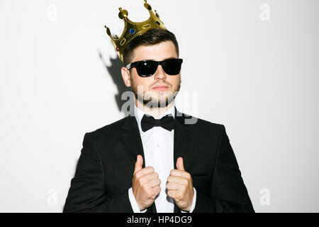 Gut aussehender Mann Rauchen tragen Stockfoto