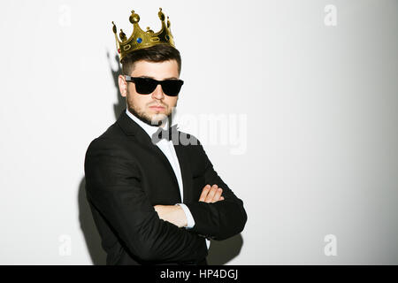 Gut aussehender Mann Rauchen tragen Stockfoto