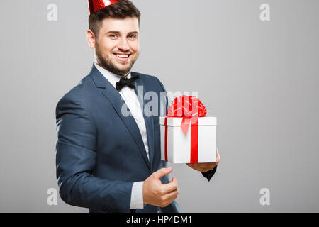 Mann hält vorhanden Stockfoto