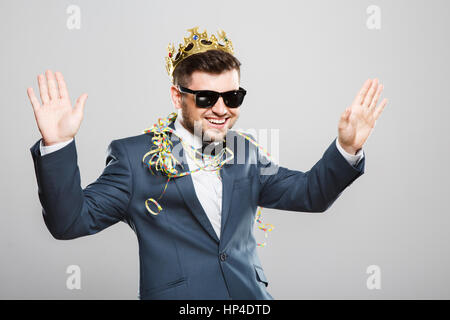 Junger Mann in der Krone, die Spaß Stockfoto