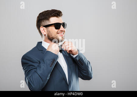 Stilvolle junger Mann in Anzug und Sonnenbrille Stockfoto