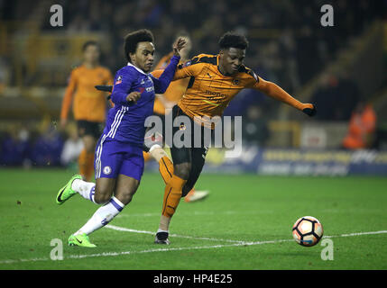 Chelseas Willian (links) und Wolverhampton Wanderers Kortney Hause Kampf um den Ball während des Emirates FA Cup, fünfte Vorrundenspiel bei Molineux, Wolverhampton. Stockfoto