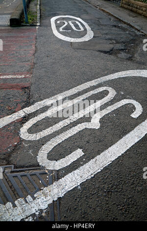 Verwirrende Geschwindigkeitsbegrenzungen Markierung auf der Straße in Edinburgh, Schottland, Großbritannien. Stockfoto