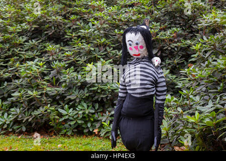 Die böse 'Cruella de Vil' hat die böse Hexe die böse Königin Maleficent gefüllt. Karikaturfigur und ihre dalmatinischen Hunde beim Wray Scarecrow Festival, gegründet 1995, findet jedes Jahr mit einem anderen Thema statt. Stockfoto