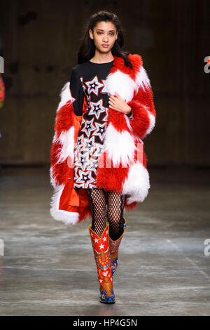 Models auf dem Laufsteg bei House of Holland Herbst/Winter 2017 London Fashion Week anzeigen in der Tate Modern, London.PRESS Verein Foto Bild Datum: Samstag, 18. Februar 2017. Bildnachweis sollte lauten: Matt Crossick/PA Wire. Stockfoto