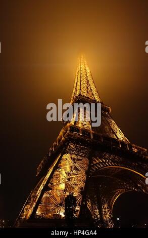 Eiffelturm in der Nacht Stockfoto