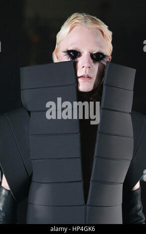 Modelle zur Gareth Pugh Herbst/Winter 2017 London Fashion Week zeigen in Collins' Music Hall, London. PRESS ASSOCIATION. Bild Datum: Samstag, 18. Februar 2017. Bildnachweis sollte lauten: Isabel Infantes/PA Wire Stockfoto