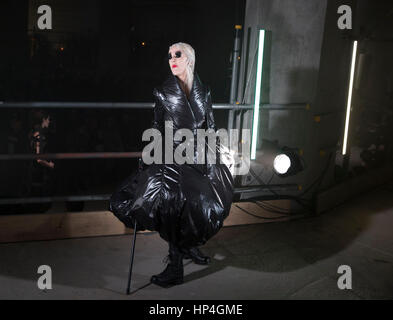 Modelle zur Gareth Pugh Herbst/Winter 2017 London Fashion Week zeigen in Collins' Music Hall, London. PRESS ASSOCIATION. Bild Datum: Samstag, 18. Februar 2017. Bildnachweis sollte lauten: Isabel Infantes/PA Wire Stockfoto