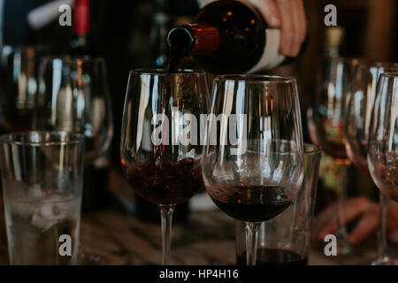 Rot Wein gegossen in zwei Gläser in einer Bar. Stockfoto