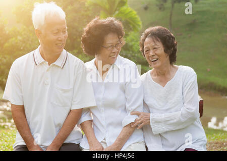 Porträt der gesunden asiatischen Senioren-Gruppe, die Spaß am Outdoor-Naturpark, morgen schöne Sonne im Hintergrund. Stockfoto