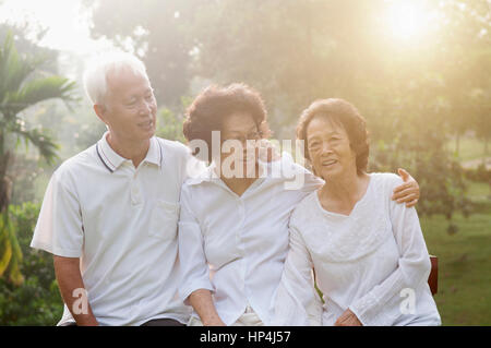 Porträt bei gesunden asiatischen Senioren-Gruppe, die gute Zeit im Naturpark, morgen schöne Sonne im Hintergrund. Stockfoto