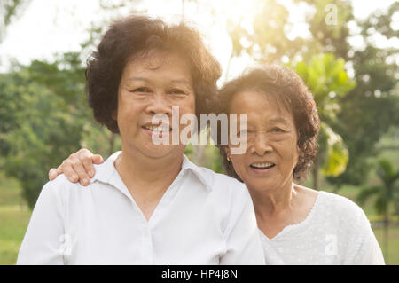 Porträt von gesunden glücklich asiatischen Senioren Mutter und Tochter im Naturpark, morgen schöne Sonnenlicht Hintergrund. Stockfoto