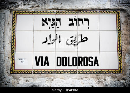 Nahaufnahme der Via Dolorosa Straßenname montiert auf Wand, alte Stadt, Jerusalem, israel Stockfoto