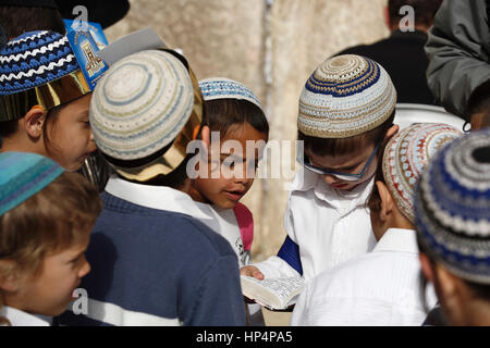 kleiner Junge feiert seinen bar Mizwa an westliche Wand, alte Stadt, Jerusalem, israel Stockfoto