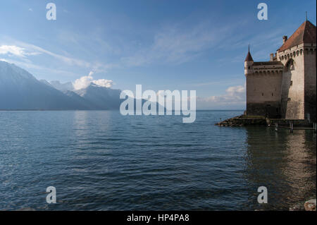 Genfersee und Schloss Chillon in Veytaux, in der Nähe von Montreux, Schweiz an einem sonnigen Tag Stockfoto