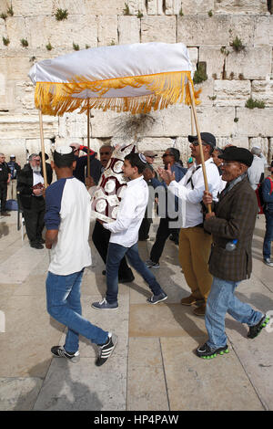 kleiner Junge feiert seinen bar Mizwa an westliche Wand, alte Stadt, Jerusalem, israel Stockfoto