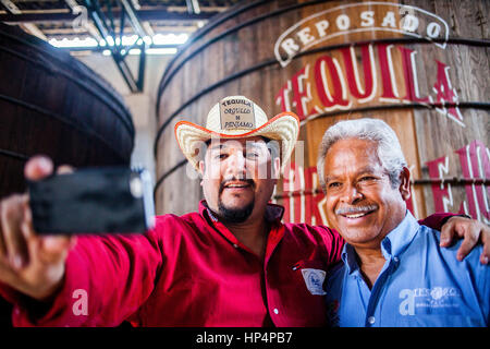 Touristen in der Fabrik des berühmten Tequila Corralejo, tequilera, Penjamo, Guanajuato, Mexiko Stockfoto