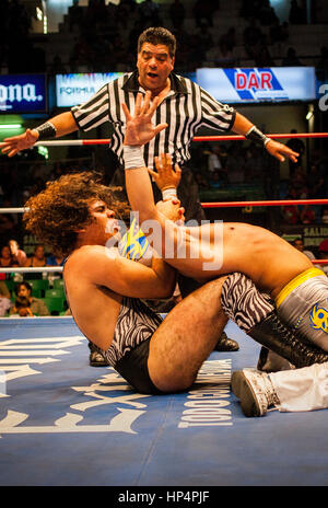 Ringer durchführen in einem Lucha Libre-Event in Guadalajara Arena Coliseo, Guadalajara, Jalisco, Mexiko Stockfoto