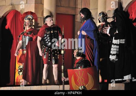 Geheimnis der Passion - Reenactment-Szene der Sanhedrin Jesus zu Pilatus gebracht. Outdoor-Schauspiel, Regie: Artur Piotrowski. Stockfoto