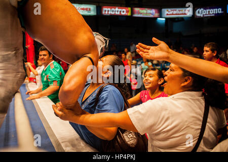 Ringer und Fans. Lucha Libre-Event in Guadalajara Arena Coliseo, Guadalajara, Jalisco, Mexiko Stockfoto