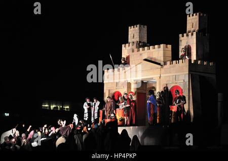 Geheimnis der Passion - Reenactment-Szene der Sanhedrin Jesus zu Pilatus gebracht. Outdoor-Schauspiel, Regie: Artur Piotrowski. Stockfoto