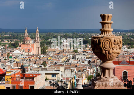 Blick vom "El Calvario´. Im Hintergrund Parroquia De La Asunción de María, Lagos de Moreno, Jalisco, Mexiko Stockfoto