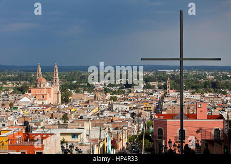 Blick vom "El Calvario´. Im Hintergrund Parroquia De La Asunción de María, Lagos de Moreno, Jalisco, Mexiko Stockfoto