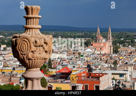 Blick vom "El Calvario´. Im Hintergrund Parroquia De La Asunción de María, Lagos de Moreno, Jalisco, Mexiko Stockfoto