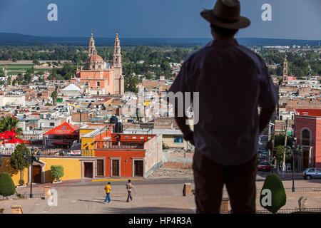 Blick vom "El Calvario´. Mann im Hintergrund Parroquia De La Asunción de María, Lagos de Moreno, Jalisco, Mexiko Stockfoto