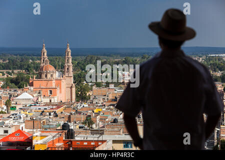 Blick vom "El Calvario´. Mann im Hintergrund Parroquia De La Asunción de María, Lagos de Moreno, Jalisco, Mexiko Stockfoto