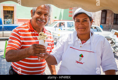 Eisstand (Nieves), Kunde und Verkäufer, Plaza Principal, Dolores Hidalgo, Bundesstaat Guanajuato, Mexiko Stockfoto