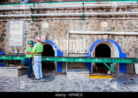 Fabrik, tequilera, der berühmten Tequila Corralejo, Arbeiter und Backöfen für Agavenbacken, Penjamo, Guanajuato, Mexiko Stockfoto