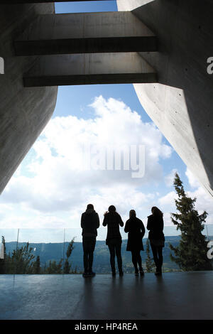 Vier Teenager am offiziellen Gedenkstätte Yad Vashem, Israel für die Opfer des Holocaust stehen. Jerusalem, Israel Stockfoto