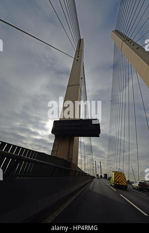 Türme und Kabelstege auf der Queen Elizabeth II Dartford Crossing Bridge, die von Essex nach Kent, Großbritannien, reist Stockfoto