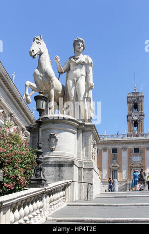 Statue von Mensch und Pferd auf die Treppe zu der Basilika di Santa Maria in Ara Coeli, Rom, Italien Stockfoto