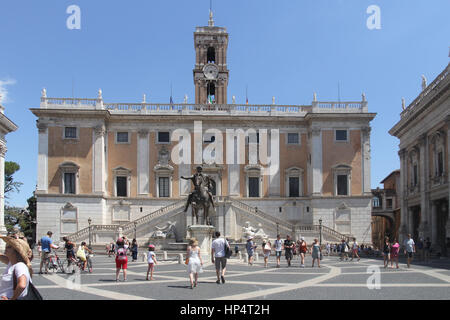 Touristen vor der Basilica di Santa Maria in Ara Coeli, Rom, Italien Stockfoto