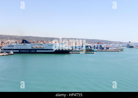 Schiffe im Hafen von Civitavecchia, Italien Stockfoto