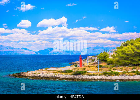 Malerische Aussicht an der Adriaküste in Kroatien, Insel Solta. Stockfoto