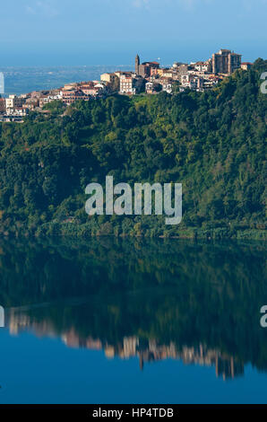 Genzano di Roma und See Nemi, Latium, Italien Stockfoto