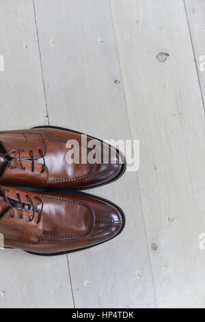 Schuhe in Zusammensetzung auf einem schwarzen Schreibtisch gestapelt Stockfoto